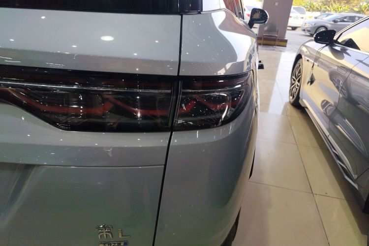 BYD SongL DM-i 2025 #8 BYD SongL DM-i 2025 car image #8