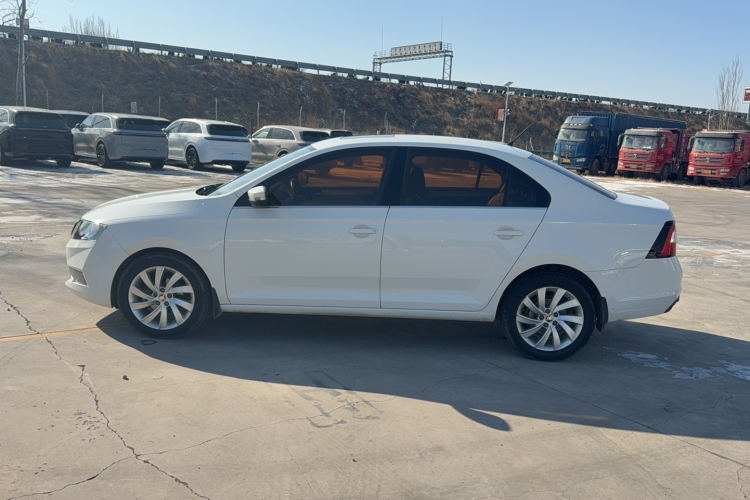 Skoda Rapid 2018 car image #8