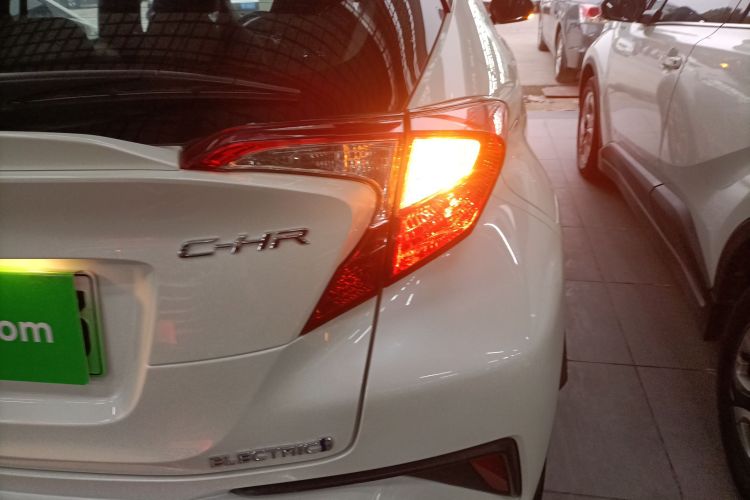 Toyota C-HR EV 2021 изображение автомобиля #8