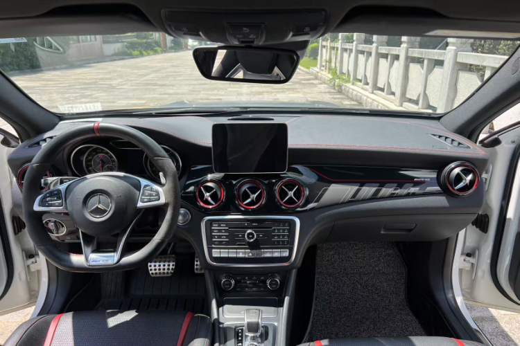 Mercedes-Benz GLA AMG 2018 imagem de carro #8