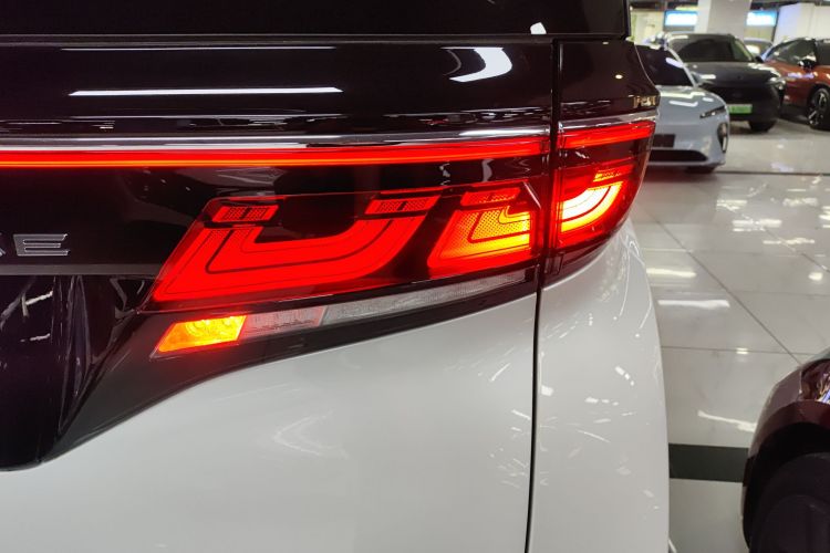 Toyota Vellfire 2024 car image #8