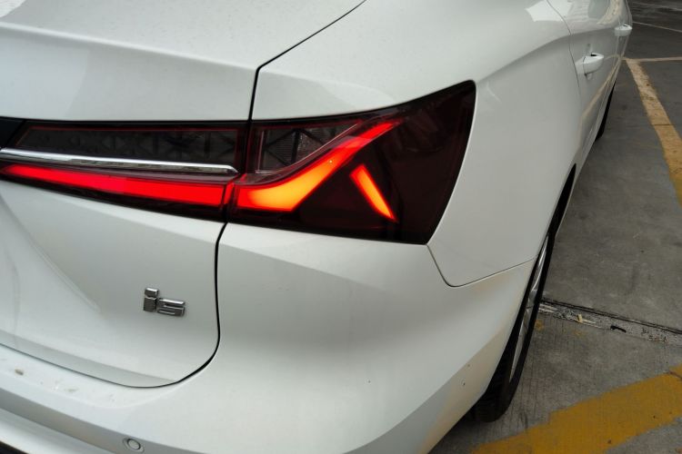 Roewe i5 2024 #8 Roewe i5 2024 car image #8