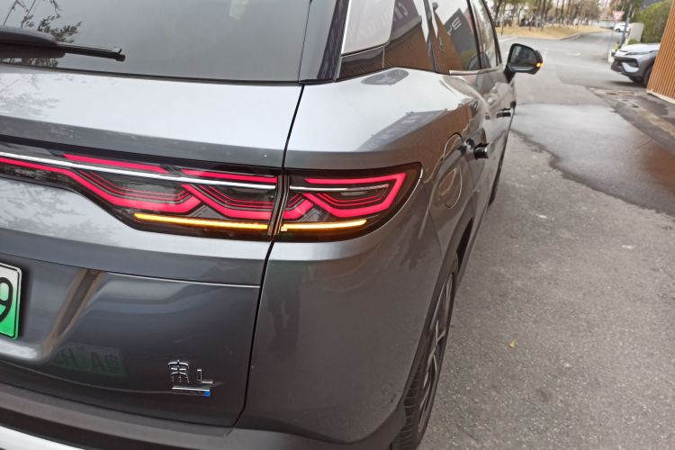 BYD SongL DM-i 2025 #8 BYD SongL DM-i 2025 car image #8