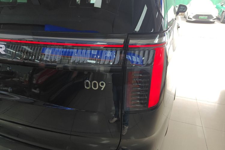 Zeekr 009 2025 car image #8