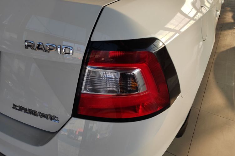 Skoda Rapid 2019 car image #8