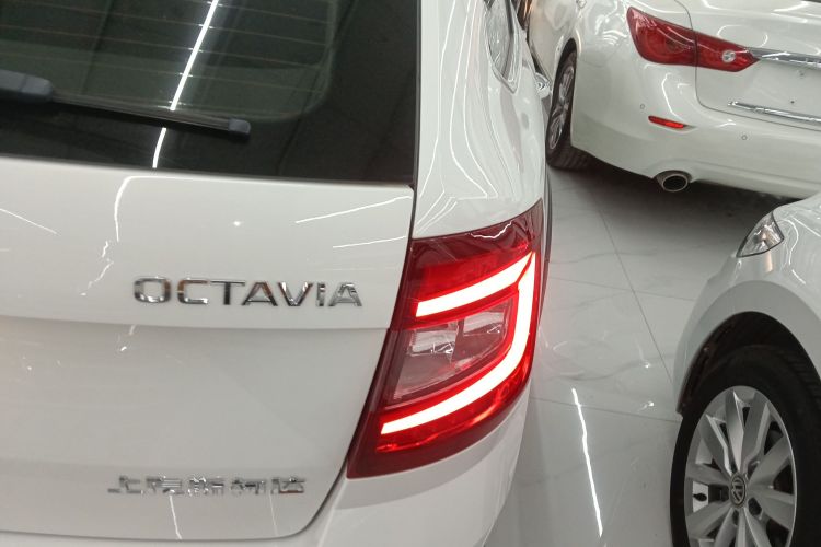 Skoda Octavia 2018 car image #8
