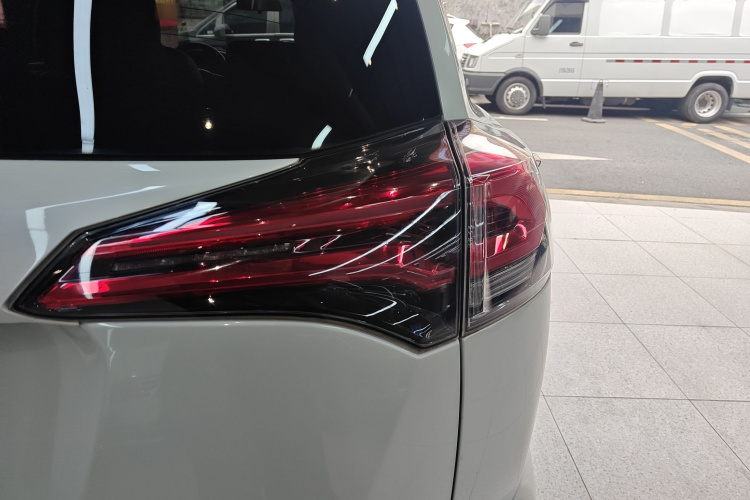 Toyota RAV4 2019 #8 Toyota RAV4 2019 car image #8
