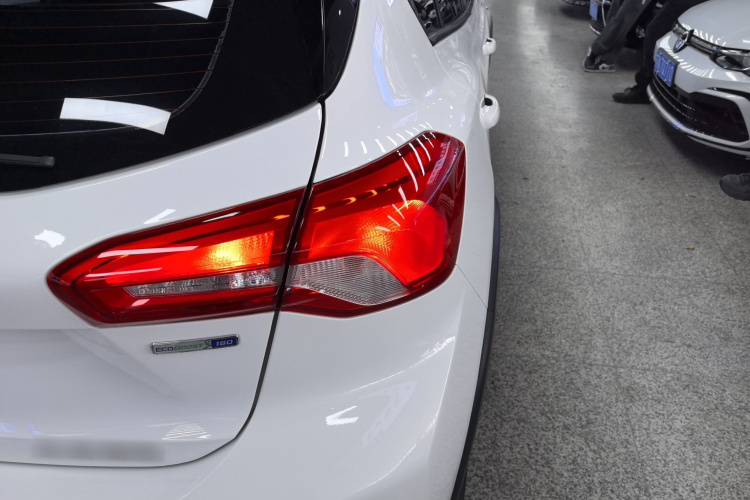 Ford Focus Active 2020 car image #8