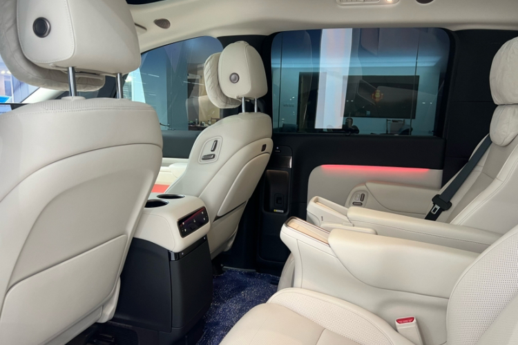 理想汽车 理想MEGA 2025 汽车图片 #8