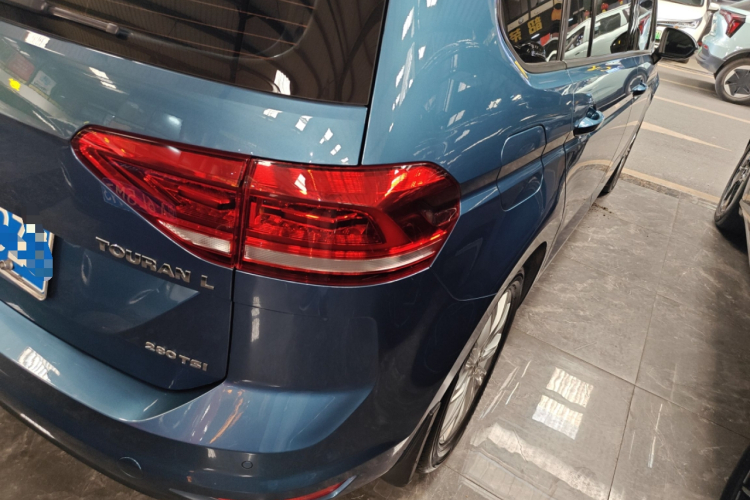 Volkswagen Touran 2018 car image #8