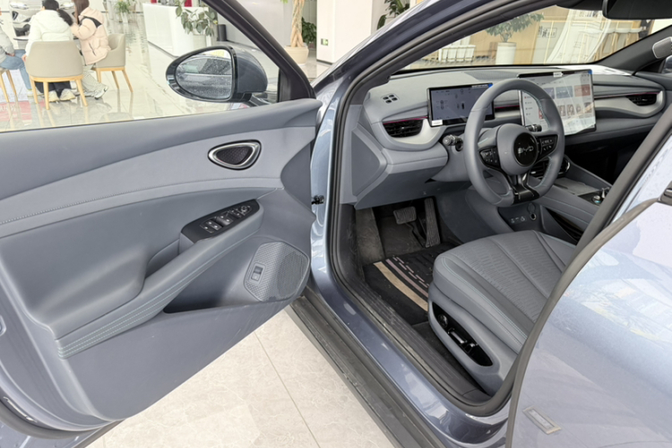 Denza Z9 2024 #8 Denza Z9 2024 car image #8