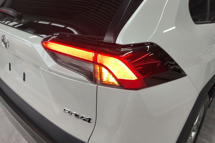 Toyota RAV4 2023 car image #8