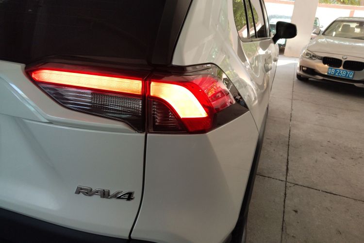 Toyota RAV4 2021 car image #8