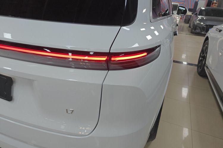 Li 2025 immagine di auto #8