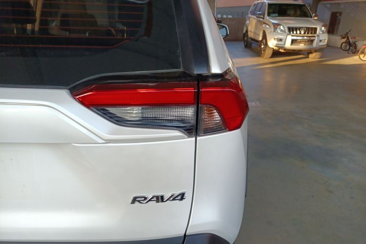 Toyota RAV4 2022 car image #8
