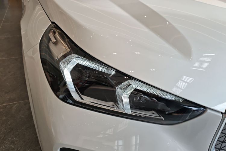 BMW iX1 2025 car image #8