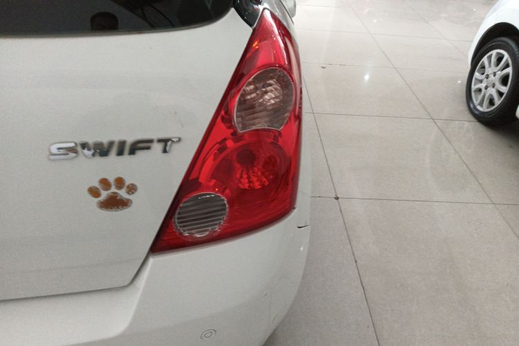 Suzuki Swift 2015 car image #8