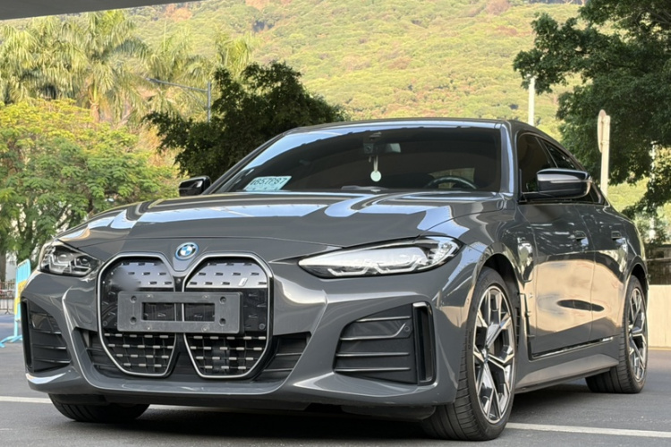 BMW i4 2022 car image #8