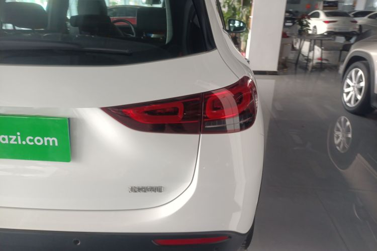 Mercedes-Benz GLA Class 2023 immagine di auto #8