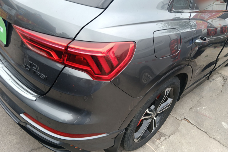 Audi Q3 2021 صورة سيارة #8