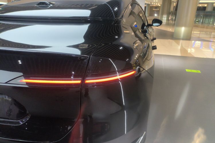 Avatr 06 2025 car image #8