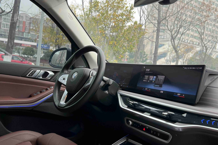 BMW X7 2023 صورة سيارة #8