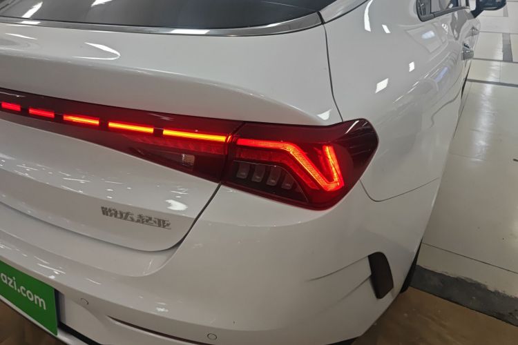 Kia K5 2025 car image #8