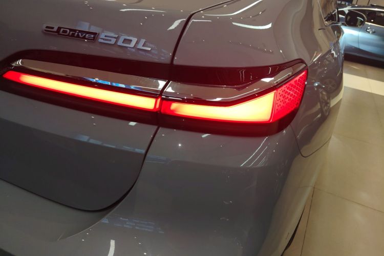 BMW i7 2025 изображение автомобиля #8