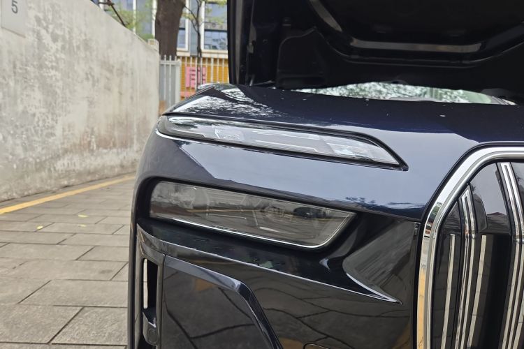 BMW 7 Series 2025 car image #8