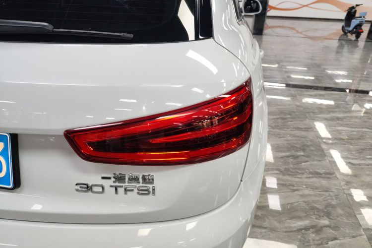Audi Q3 2015 car image #8