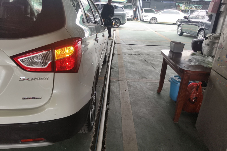 Suzuki S-Cross 2015 صورة سيارة #8