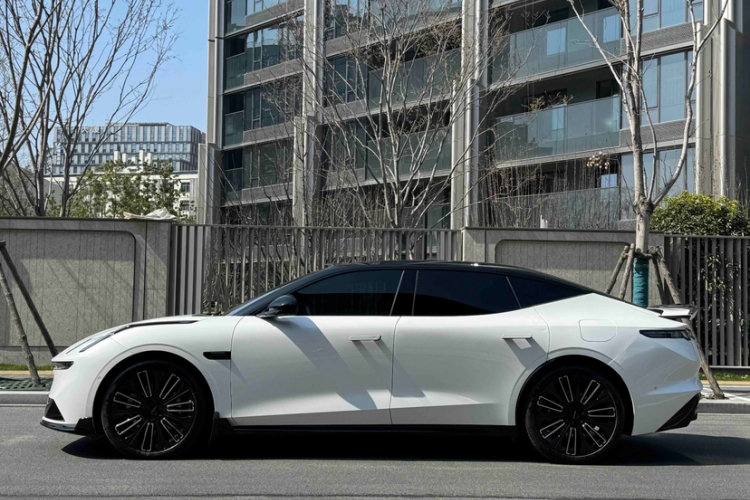 Lynk & Co 10 EM-P 2025 car image #8