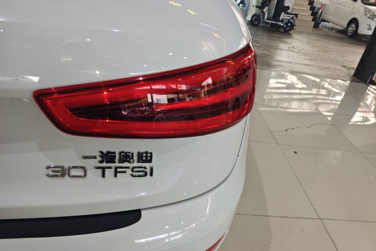 Audi Q3 2016 car image #8