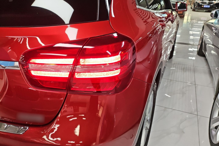 Mercedes-Benz GLA Class 2018 immagine di auto #8