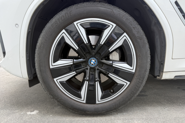 BMW iX3 2023 immagine di auto #8