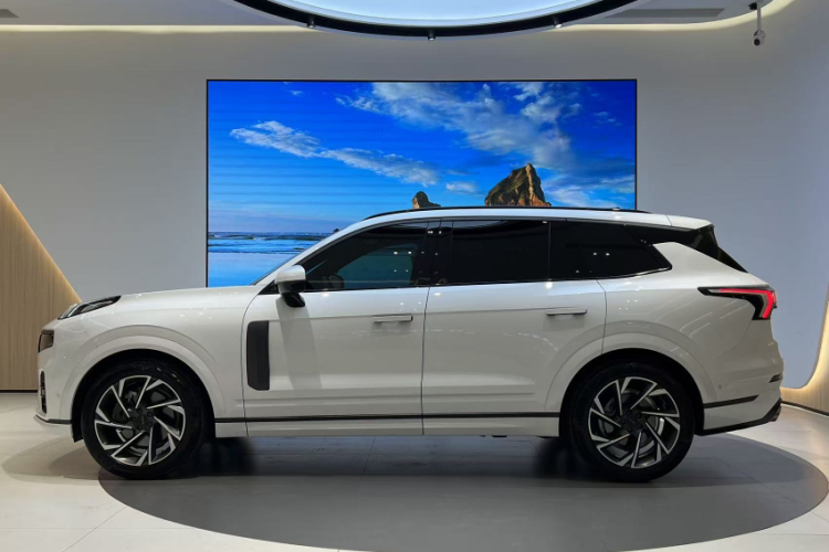 Lynk & Co 09 2022 car image #8