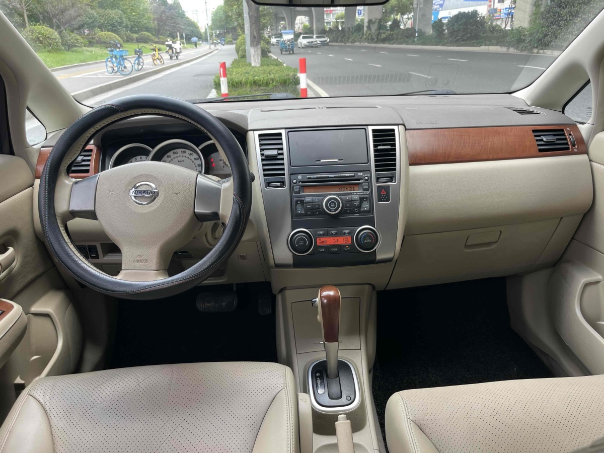 Nissan Tiida Sedan 2010 صورة سيارة #8