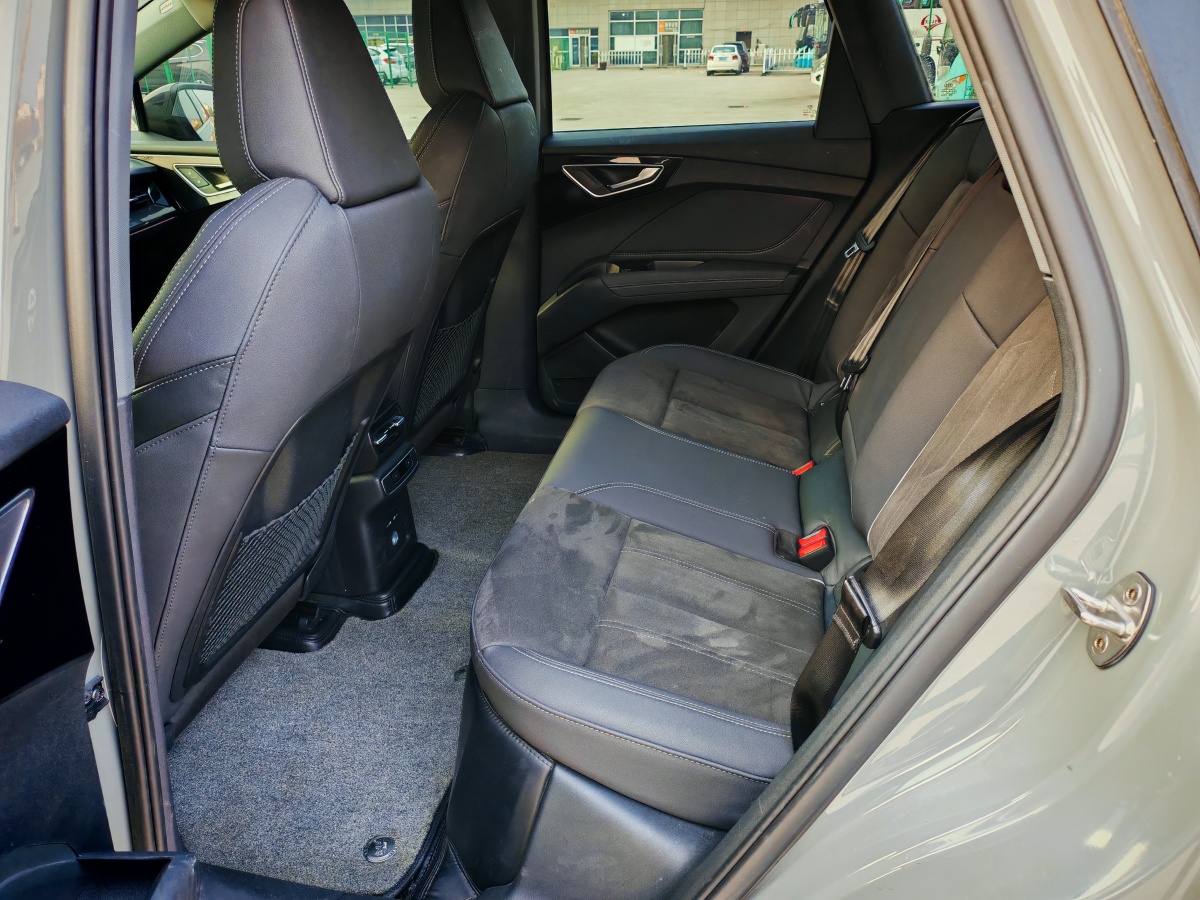 Audi Q4 e-tron 2023 immagine di auto #8