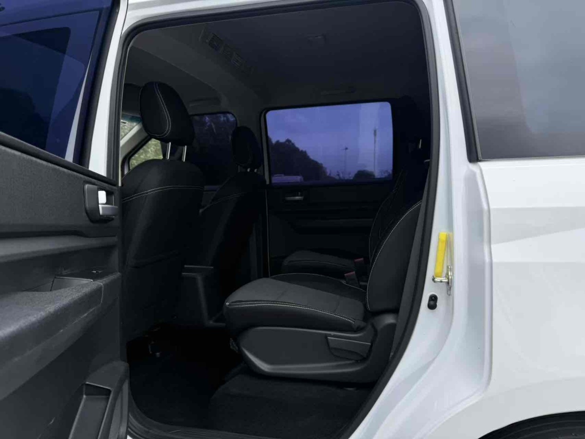 Wuling Hongguang PLUS 2022 изображение автомобиля #8