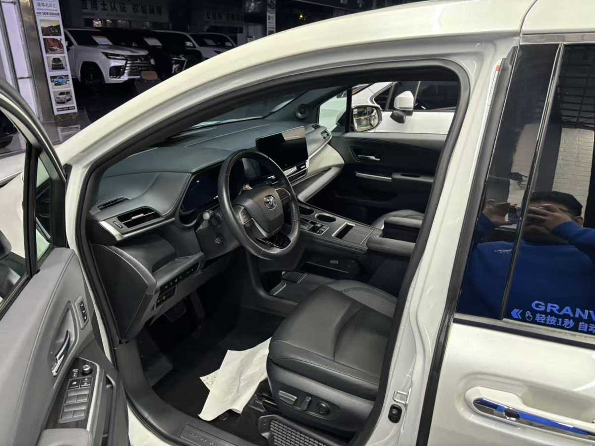 Toyota Sienna 2023 image de voiture #8