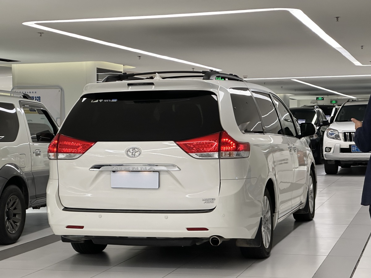 Toyota SIENNA 2014 car image #8