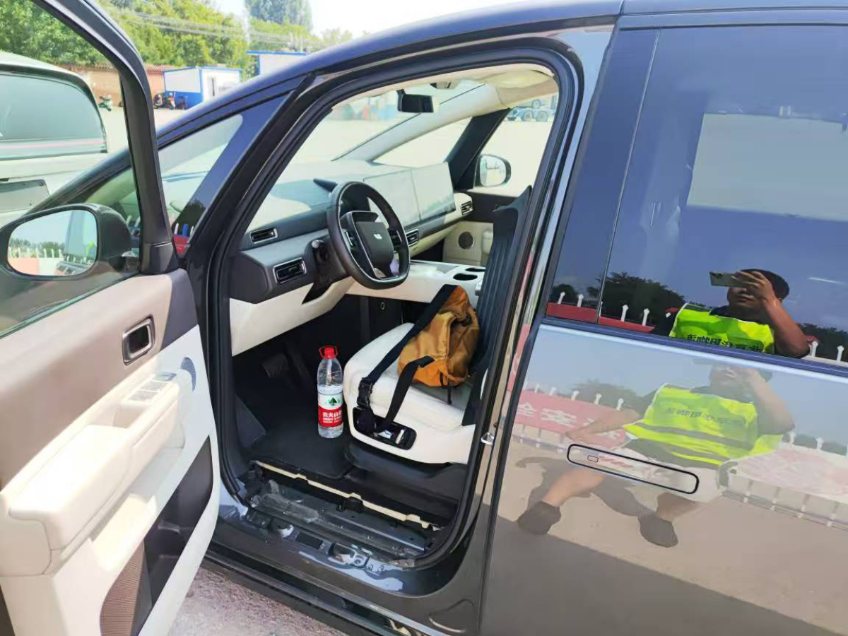 理想汽车 理想MEGA 2024 汽车图片 #8