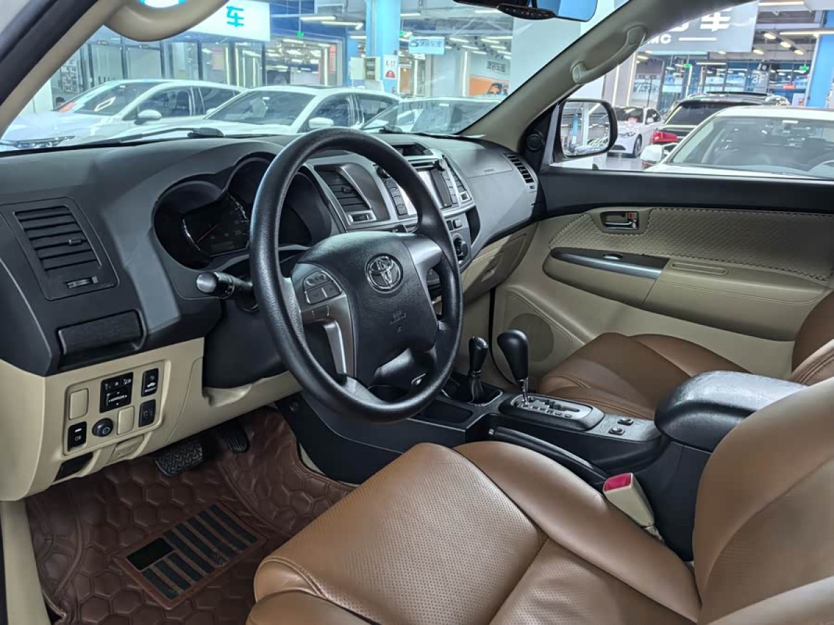 Toyota Fortuner 2015 immagine di auto #8