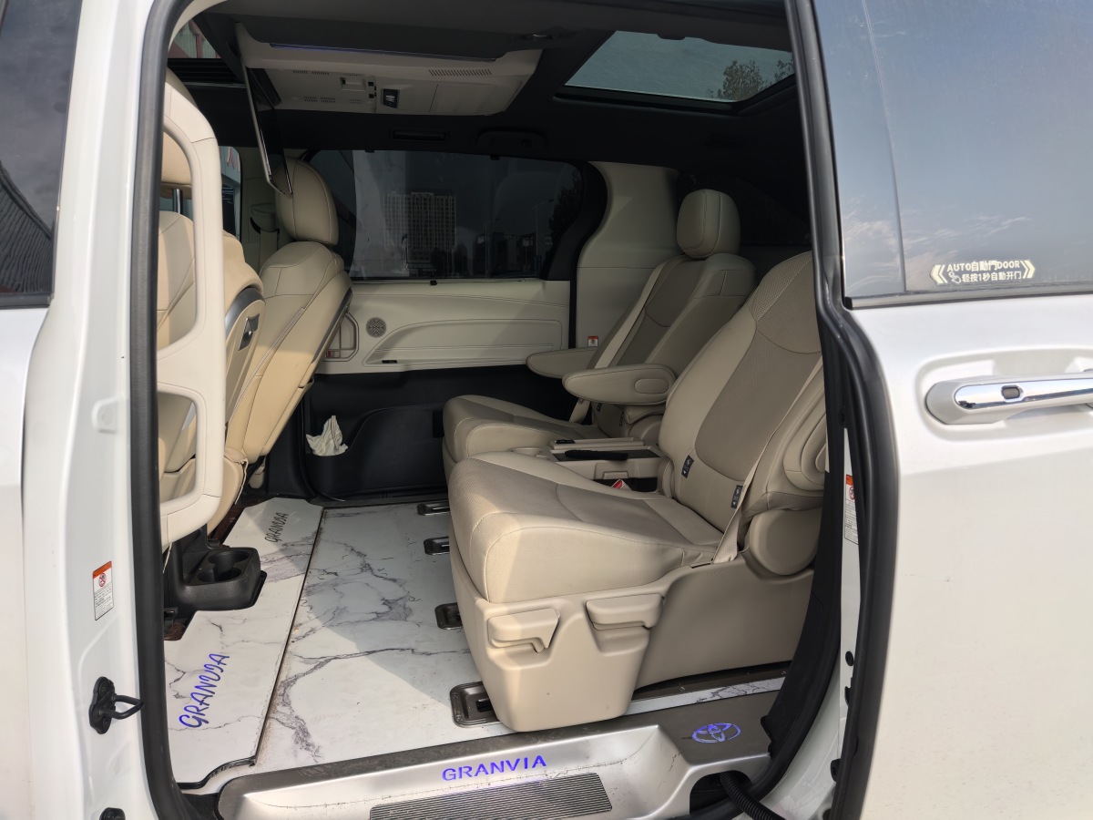 Toyota Granvia 2023 car image #8