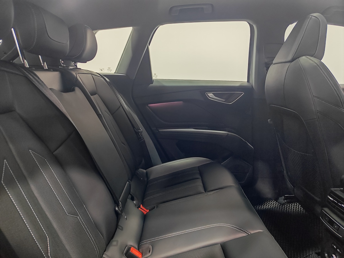 Audi Q4 e-tron 2024 #8 Audi Q4 e-tron 2024 صورة سيارة #8