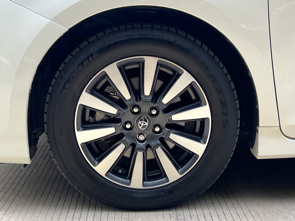 Toyota SIENNA 2018 #8 Toyota SIENNA 2018 car image #8