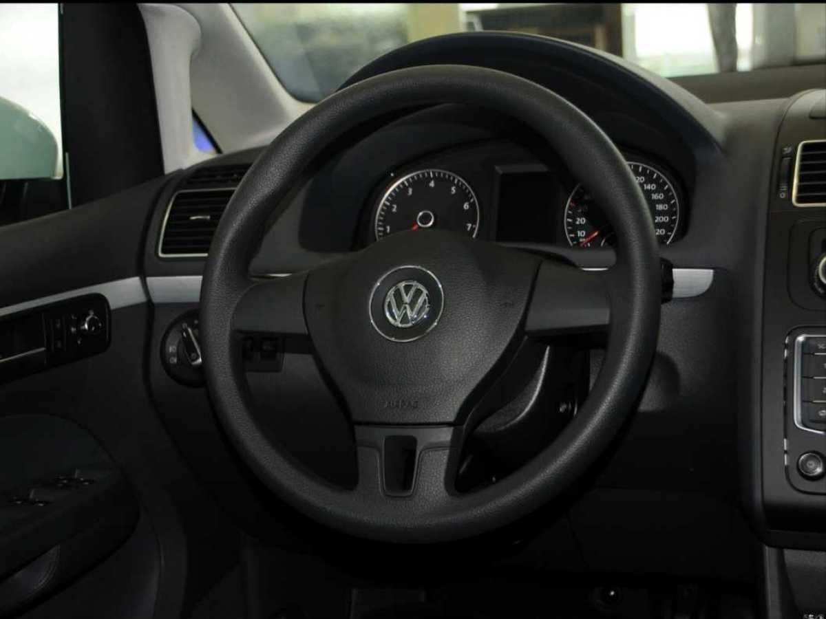 Volkswagen Touran 2016 car image #8