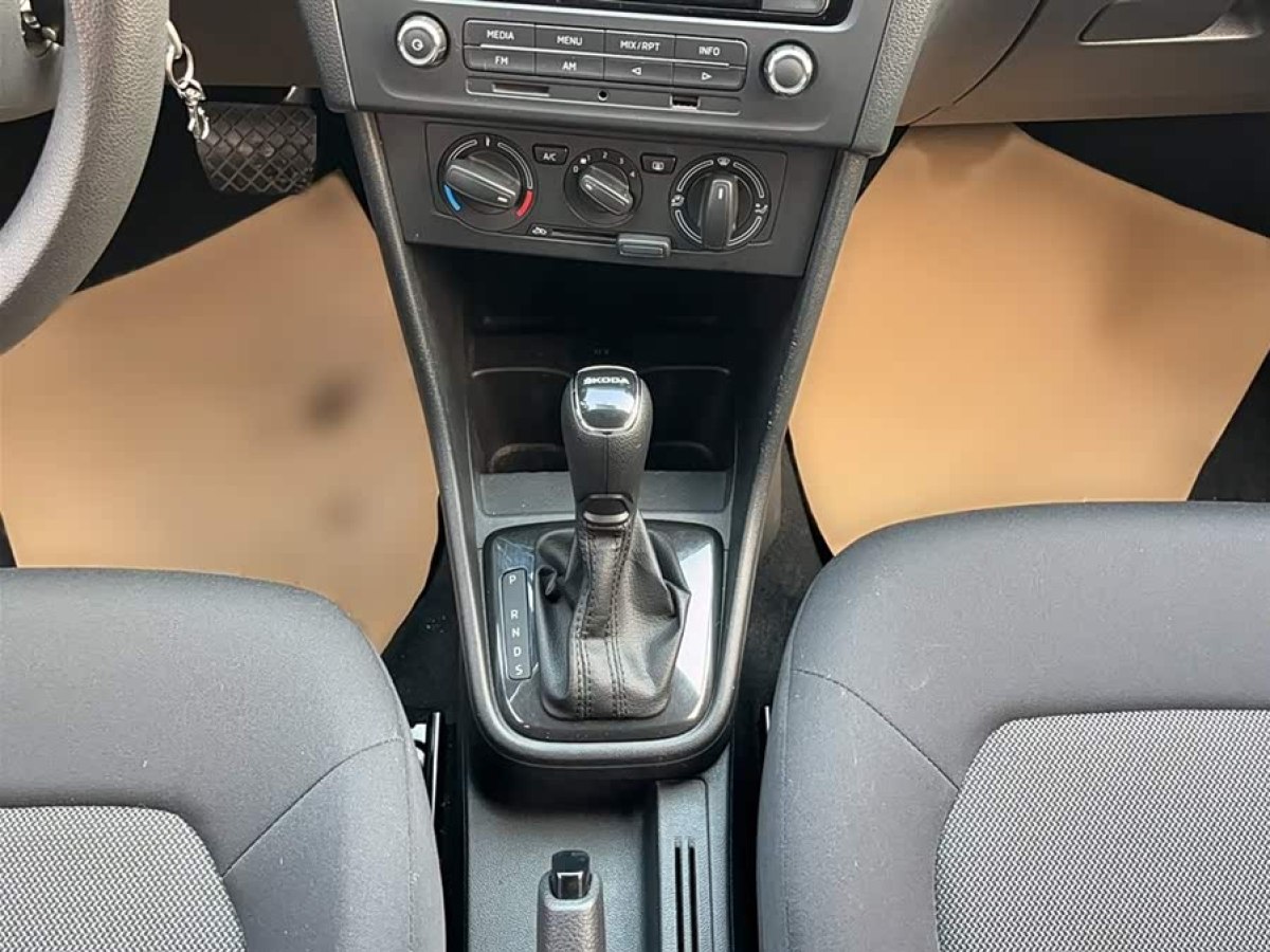 Skoda Rapid Spaceback 2014 car image #8