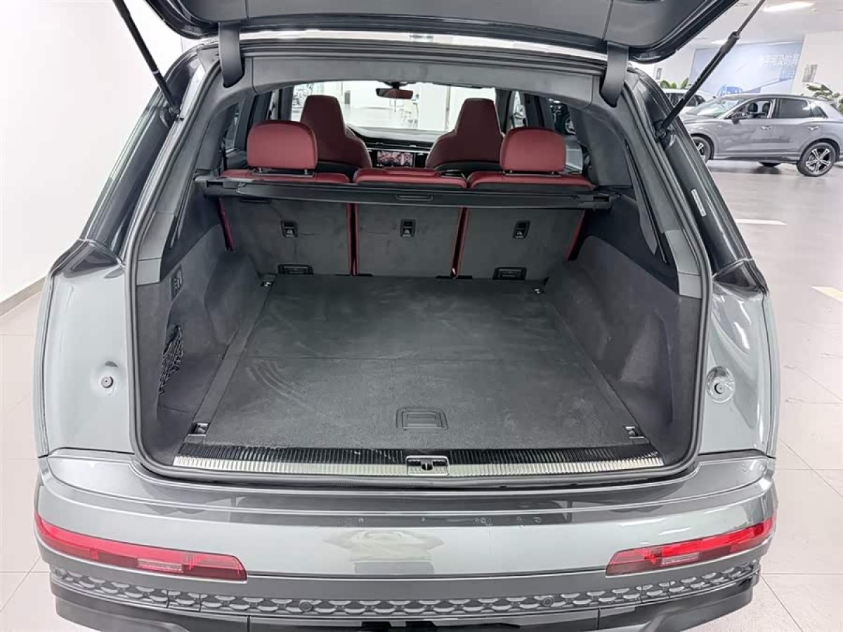 Audi SQ7 2024 car image #8
