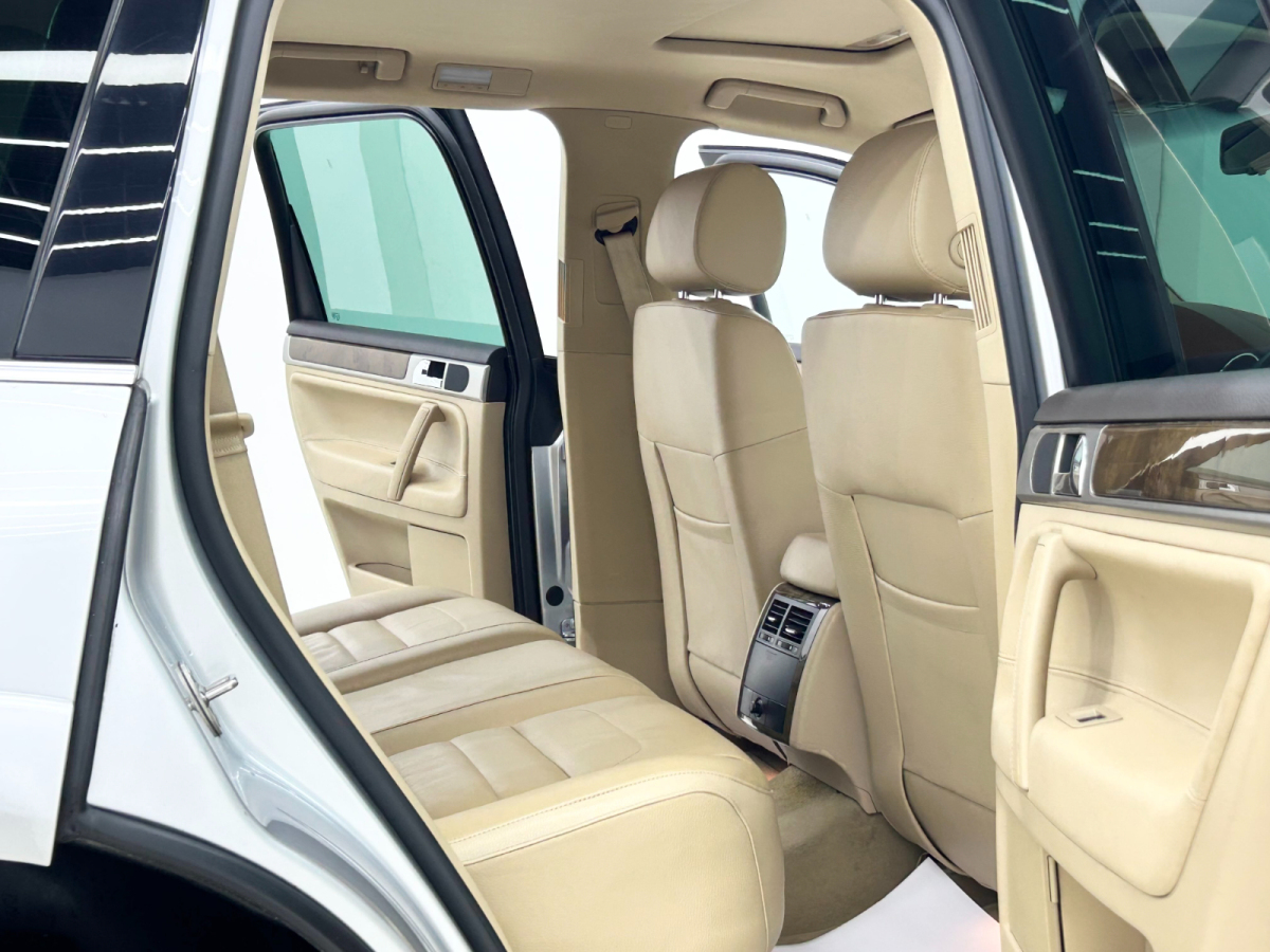 Volkswagen Touareg 2010 car image #8
